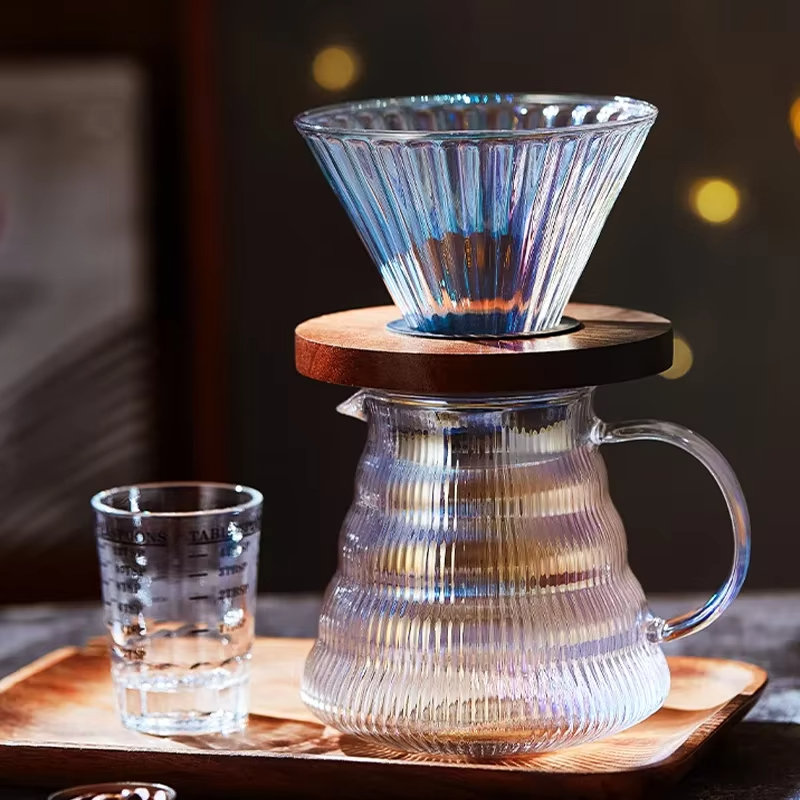 Coffee Equipment Pour Over - Colorido despeje sobre conjunto de café